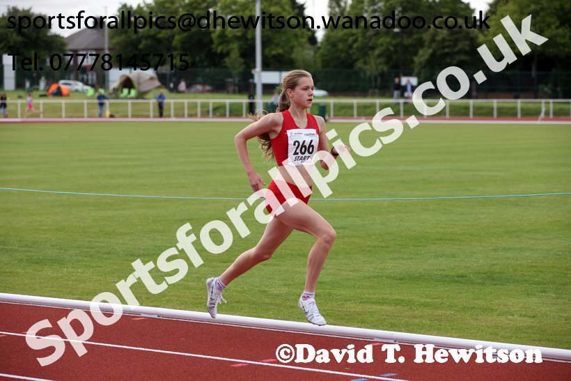 Under-15 girls 800 metres. Photo: David T. Hewitson/Sports for All Pics